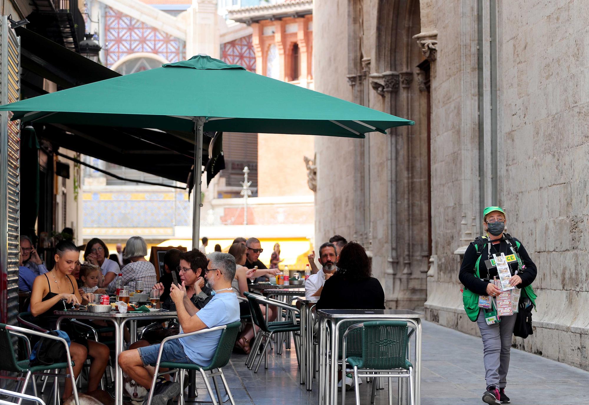 Los bares y las calles valencianas recuperan la efervescencia el 9 d'Octubre