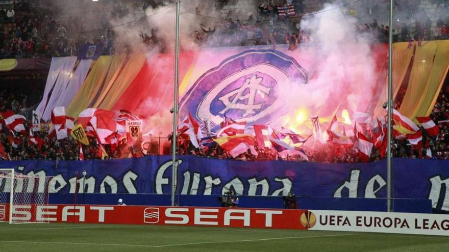 Aficionados radicales pertenecientes al Frente Atlético durante un partido disputado en el estadio Vicente Calderón. alberto martín / efe