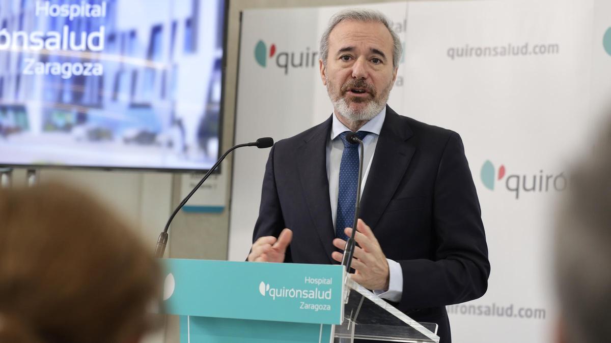 El presidente de Aragón, Jorge Azcón, este lunes en el nuevo hospital Quirón de Zaragoza.