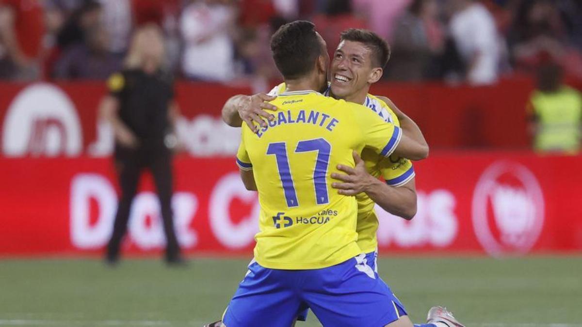 El Cádiz sigue soñando con la salvación tras su victoria ante el Sevilla.