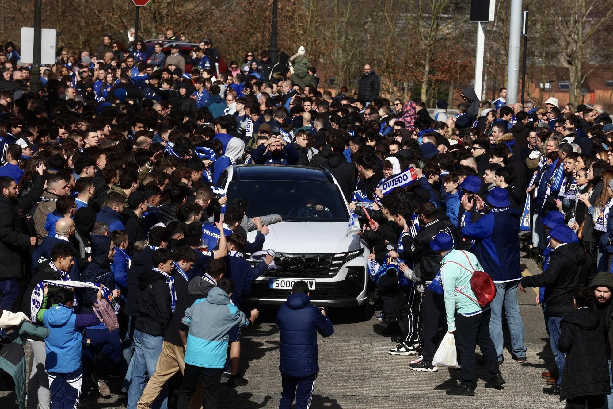 La salida de los jugadores del Real Oviedo del Carlos Tartiere en imágenes