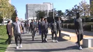 Els jugadors del Chelsea es passegen a prop del seu hotel a Madrid.