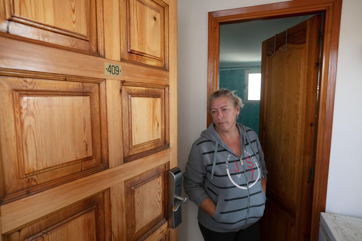 Santi Ignoto, en la puerta de su alojamiento provisional en los Bon Sol.