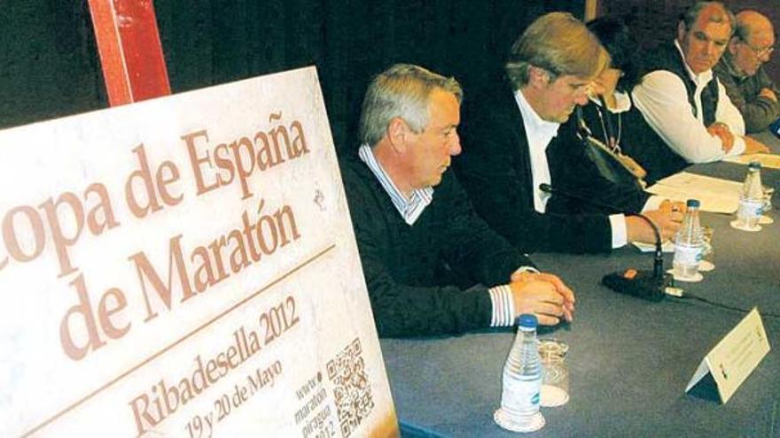 Por la izquierda, José Manuel Fernández Ovies y Marcos Niño, ayer, durante la presentación de la prueba.