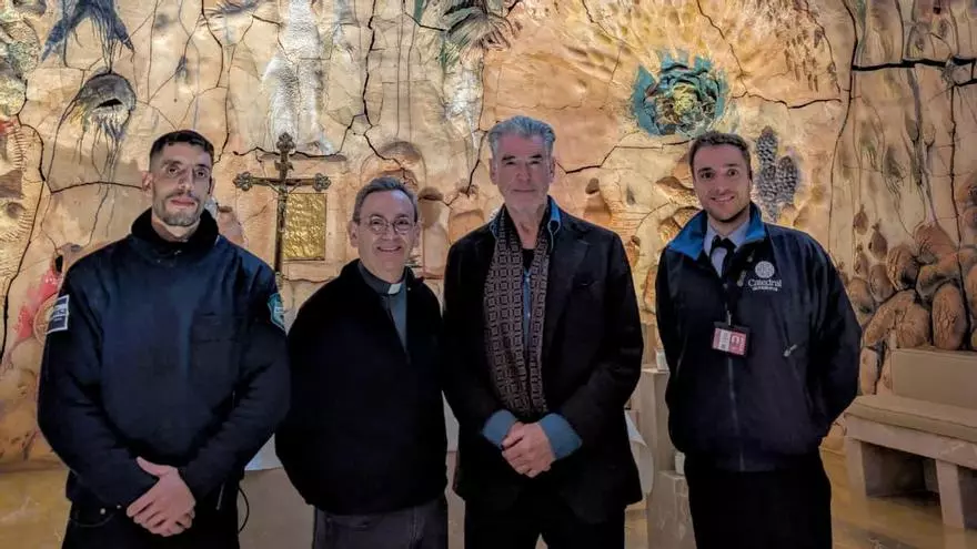 Pierce Brosnan y Helen Mirren visitan la capilla de Miquel Barceló en la Catedral de Mallorca