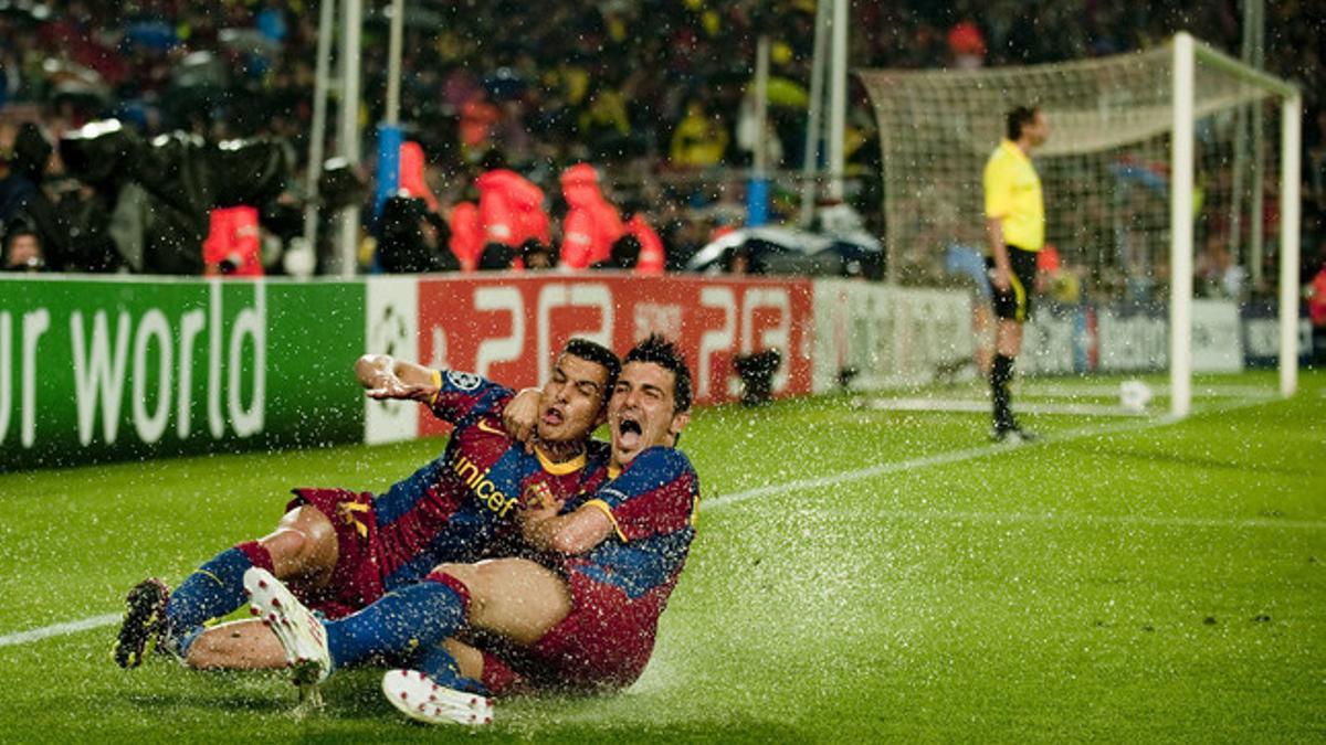 Pedro celebra el gol junto a Villa.