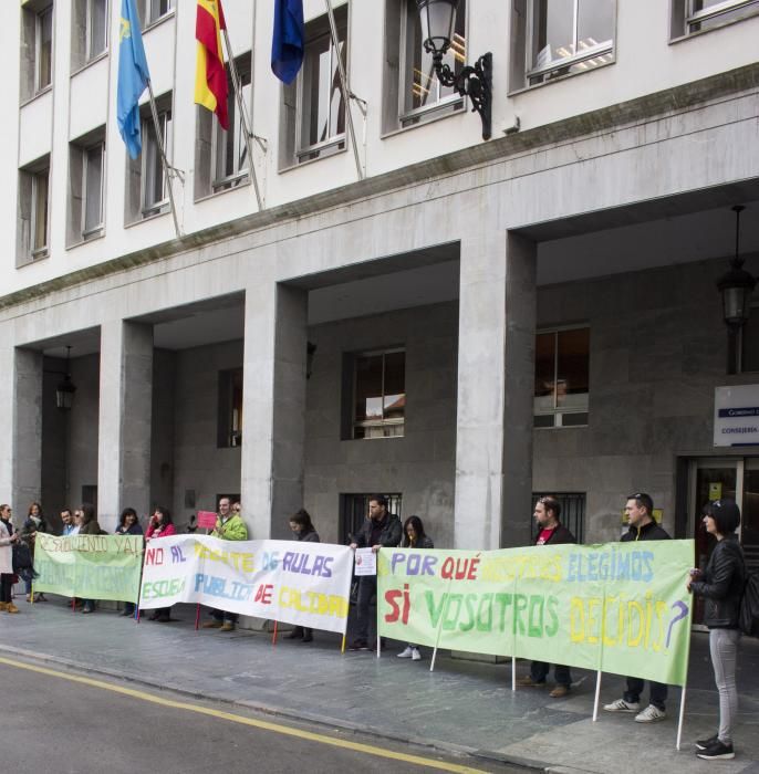 Protesta de los padres del Colegio El Bosquín del Entrego ante la Consejería de Educación