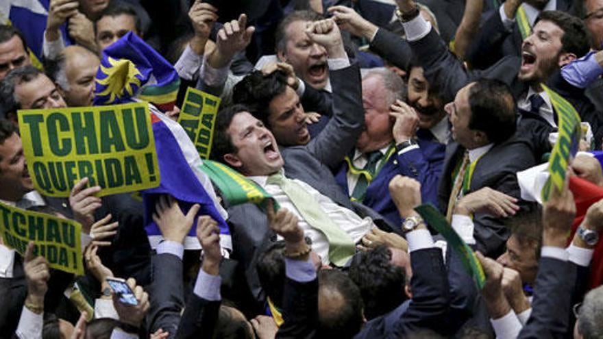 Detractors de Rousseff celebrant el resultat de la votació al Parlament.