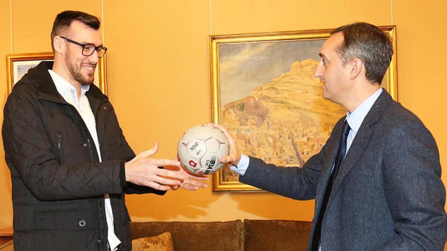 Un momento del encuentro entre Gedeón Guardiola y César Sánchez en la Diputación.