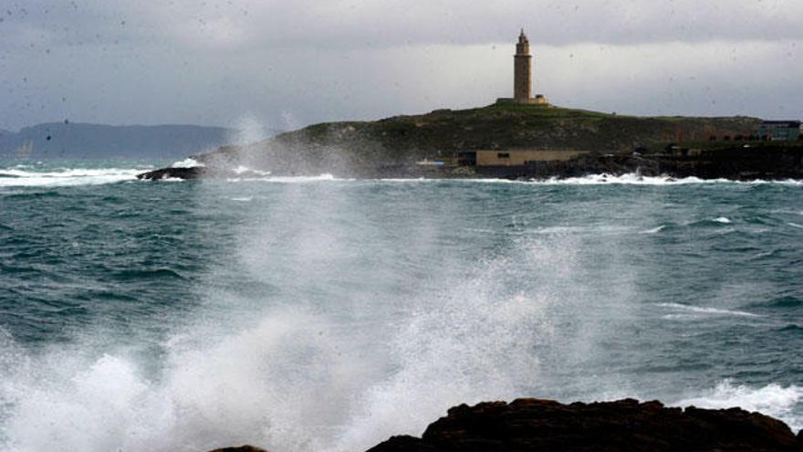 La costa de A Coruña y Lugo permanecerá este domingo en alerta amarilla por olas