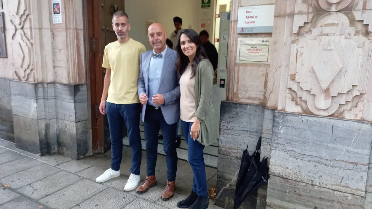 Ángel Ortiz, Antonio Hurtado y Carmen González en la oficina de atención ciudadana del Ayuntamiento de Córdoba.