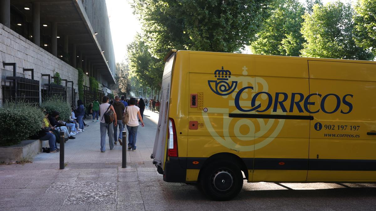 Varias personas llegan para realizar las pruebas de acceso a Correos, en la Facultad de Biológicas de la Universidad Complutense de Madrid, a 7 de mayo de 2023, en Madrid (España).
