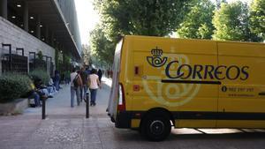 Varias personas llegan para realizar las pruebas de acceso a Correos,, en la Facultad de Biológicas de la Universidad Complutense de Madrid, a 7 de mayo de 2023, en Madrid (España). Hoy se celebran las pruebas de ingreso en Correos para cubrir 7.757 puest