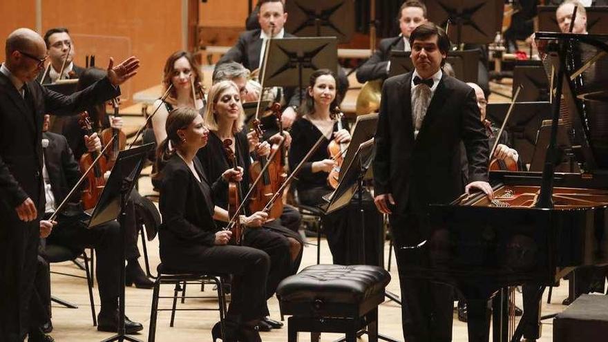 Brönnimann y Kholodenko, de pie, al inicio del concierto de abono de la OSPA, ayer en el Auditorio de Oviedo.