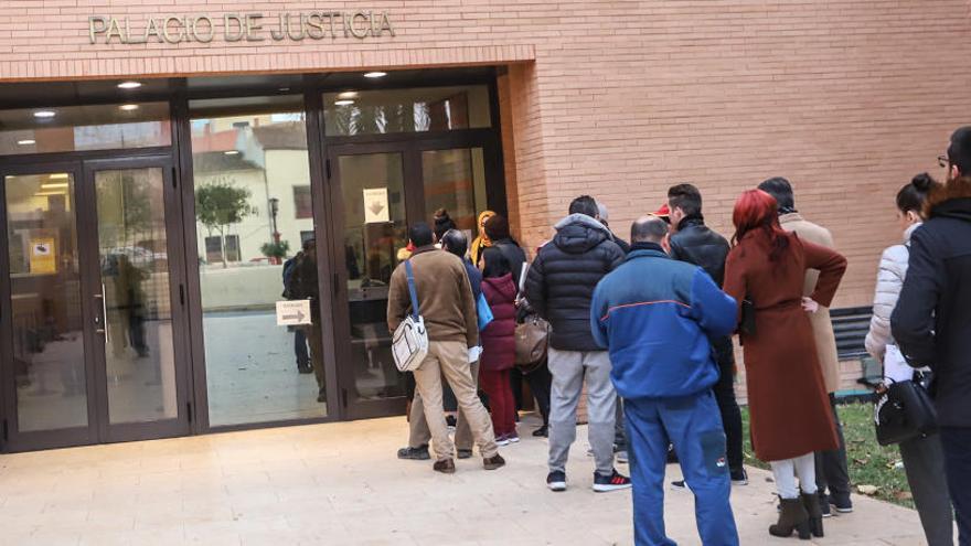 Un numeroso grupo de personas hacía cola ayer a las puertas de los juzgados de Orihuela para realizar trámites en el Registro Civil.