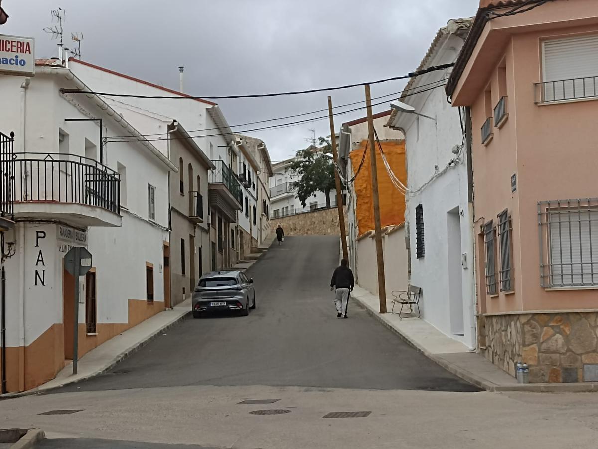 Una calle de Torrejoncillos, donde sufren la mala calidad del agua.