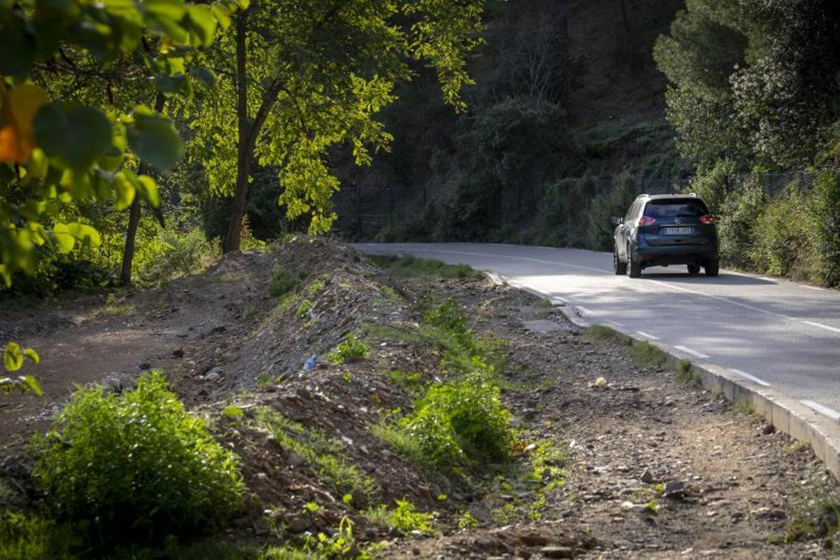 La arena amontonada en lo que hasta hace un par de semanas era un párking irregular en la calle de Manuel Arnús,
