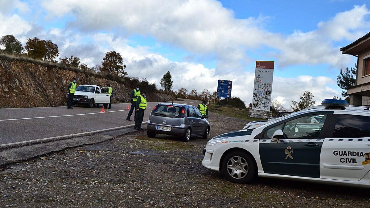 Coches de la Guardia Civil apostados en la frontera de Calabor para controlar el cierre perimetral de la Comunidad de Castilla y León. | A. S.