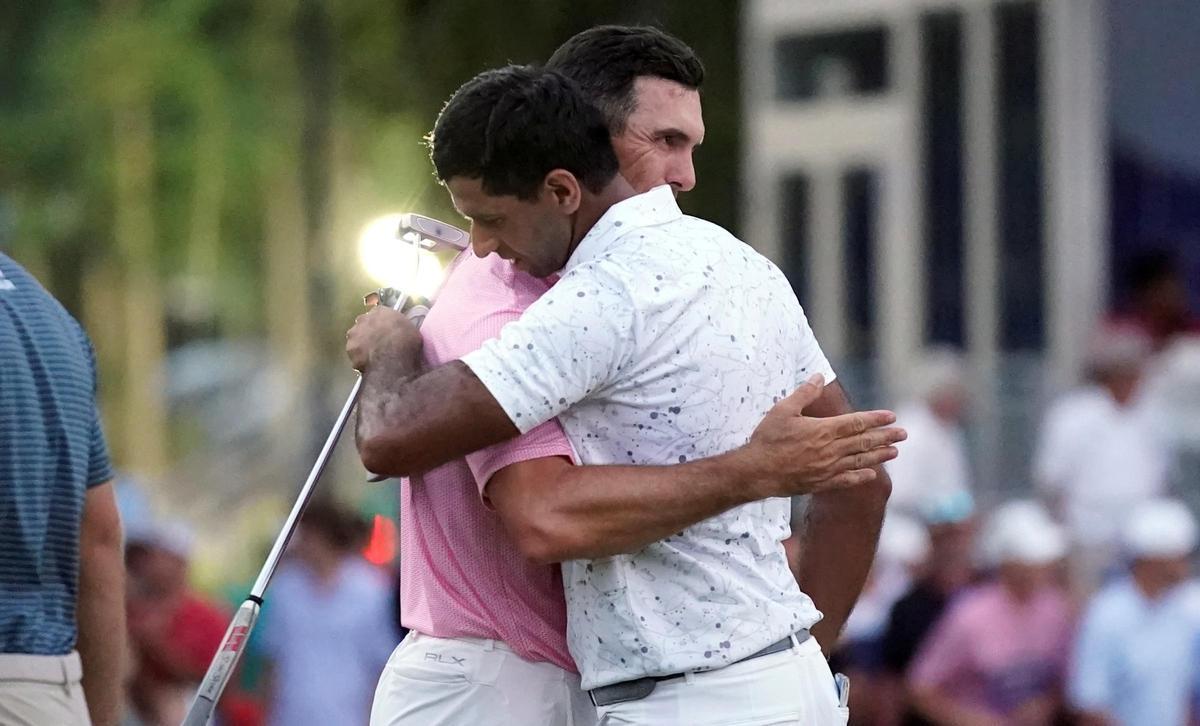 El estadounidense Billy Horschel felicita a su amigo Aaron Rai tras lograr la victoria en Carolina del Norte