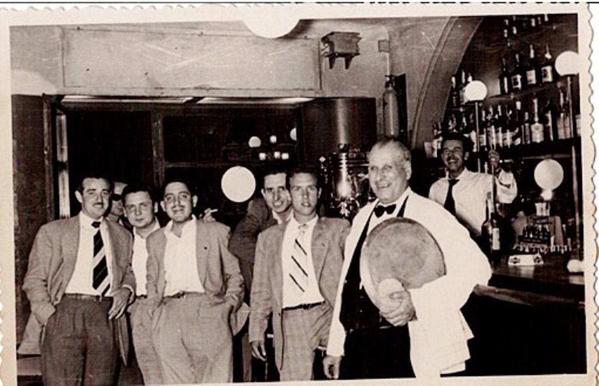 Alguns dels clients habituals: en Ventós, en Garangou, en Cos, en Trilla, en Díaz, en Nandu. En Mallart feia de barman.