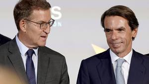 Alberto Núñez Feijóo y José María Aznar al finalizar un acto de la FAES.