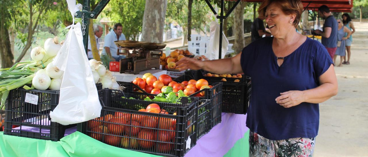 La hortelana Antonia Serrano coloca sus productos frescos en el puesto.