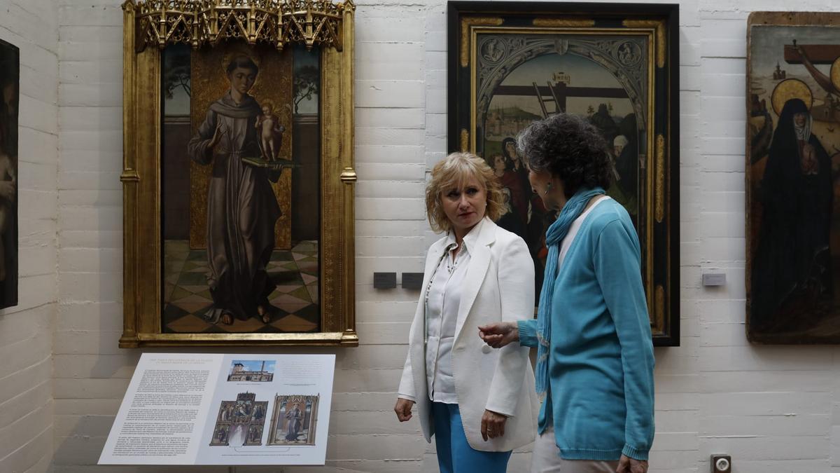 Rosario García Rozas explica la pintura de San Antonio de Padua recuperada recientemente.
