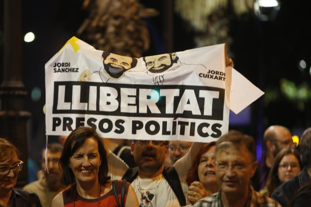 Acció Cultural del País Valencià y otras entidades protestan frente a la estación de Renfe