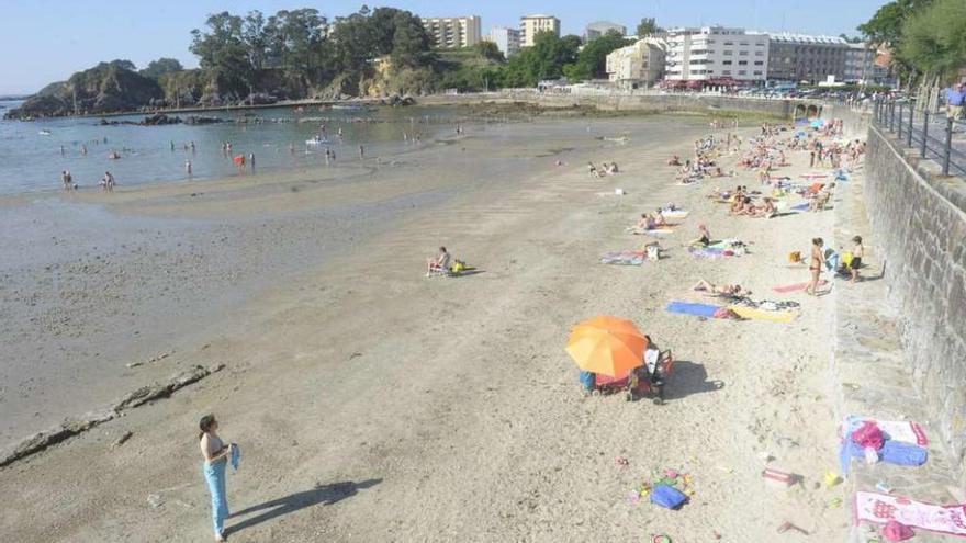 Bañistas en la playa de Santa Cruz, en el verano de 2014.