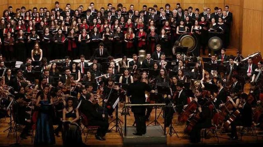 Los músicos y cantantes de la Universidad do Minho y del conservatorio superior vigués, en el concierto de ayer. // Ricardo Grobas