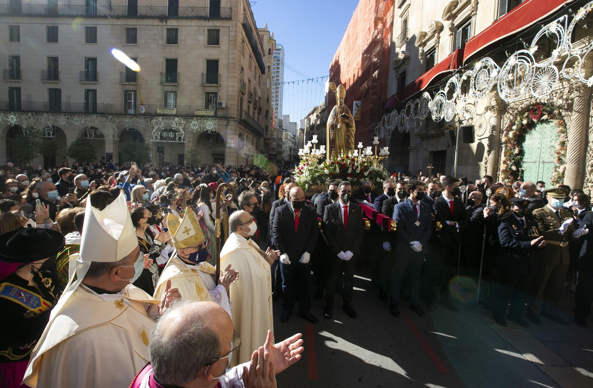 Procesión de San Nicolás y ambiente festivo en Alicante por el Día de la Constitución