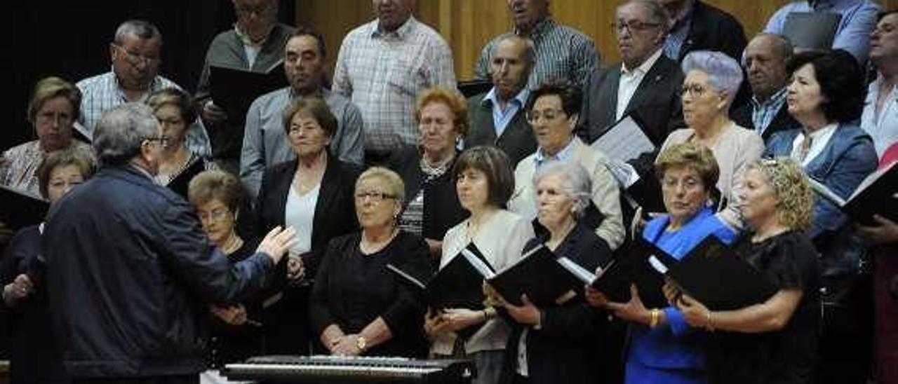 |  Si por algo se caracteriza la fiesta de las personas mayores que se celebra cada año en Valga es por el ambiente distendido. Los asistentes se lo pasan en grande, sobre todo en el almuerzo. Otros -aunque menos- también sacan partido a la misa del Auditorio, en la foto.