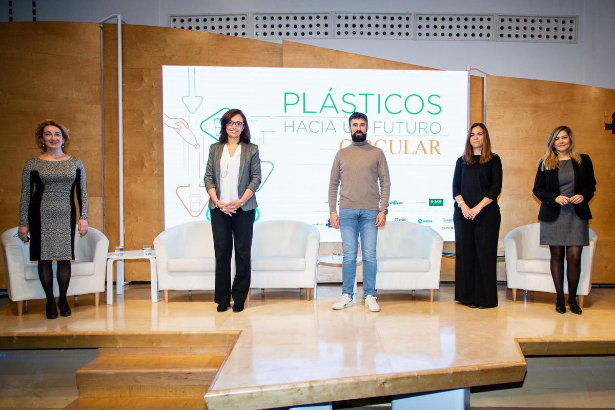 D'esquerra a dreta: Moderadora: Blanca de Arteche, directora de Relacions Institucionals d'ANAIP; Ana Gascón, directora de l'Estratègia d'Envasos per a Europa a The Coca-Cola Company; Borja Lafuente, head of Sustainability Danone Iberia; Irene Mora, responsable de Sostenibilitat i Medi Ambient de Plastics Europe; Carmen Redondo, responsable de Relacions Institucionals d'Hispacoop.