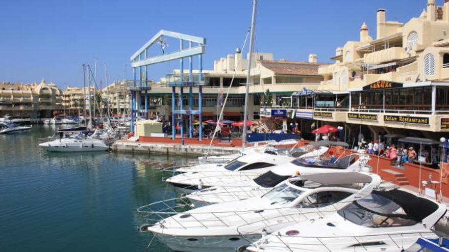 Imagen de embarcaciones amarradas en uno de los pantalanes de Puerto Marina.