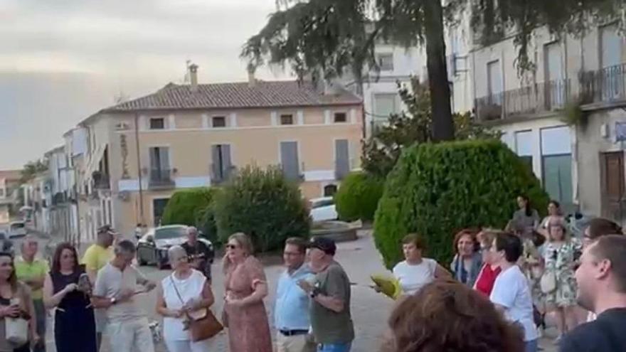 Un centenar de vecinos se concentra en Trujillo para protestar contra la gestión municipal