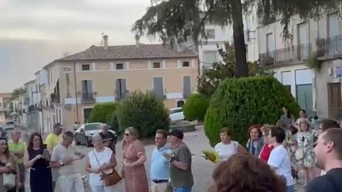 Un centenar de vecinos se concentra en Trujillo para protestar contra la gestión municipal