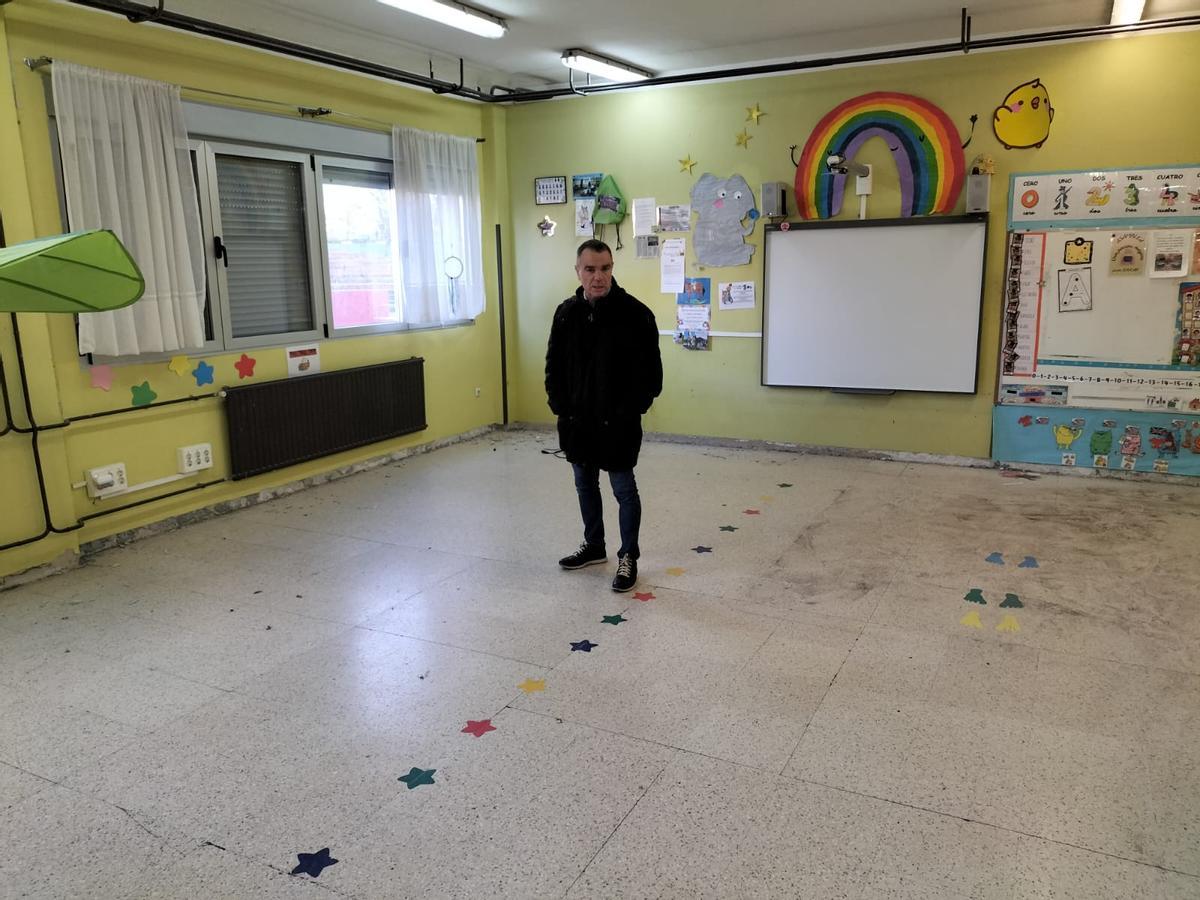 El alcalde de Corvera, Iván Fernández, en una visita las obras en el colegio público Las Vegas.