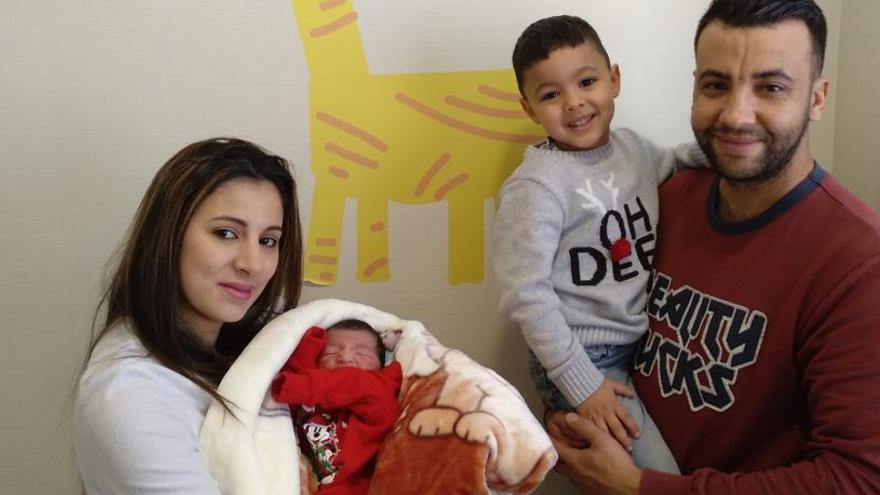 El primer niño de 2020, en el Hospital del Vinalopó de Elche, con sus padres y hermano