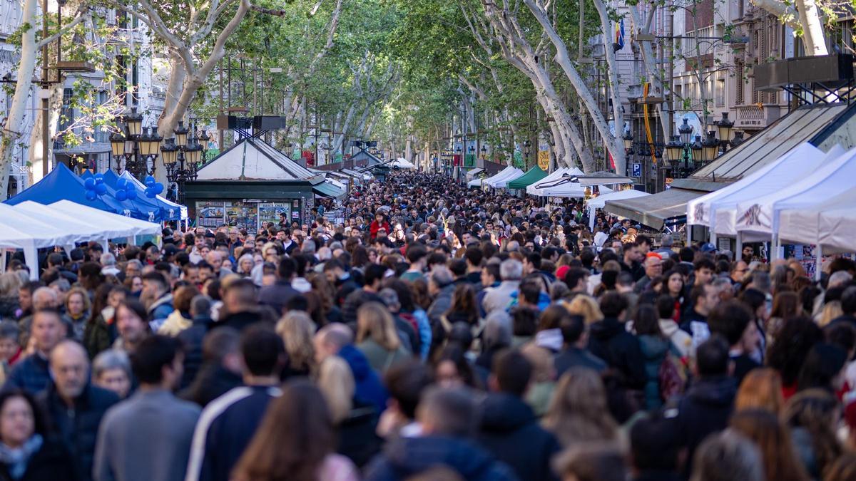 Cientos de personas visitan las paradas durante el día de Sant Jordi en Barcelona el pasado año.
