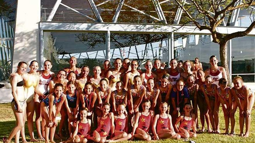 Las integrantes de la sección de natación sincronizada del club Campuesport posan en una imagen reciente.