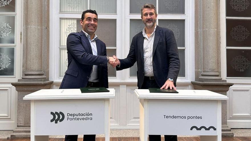 Luis López y Alberto Varela tras sellar el convenio de colaboración para ejecutar la piscina.