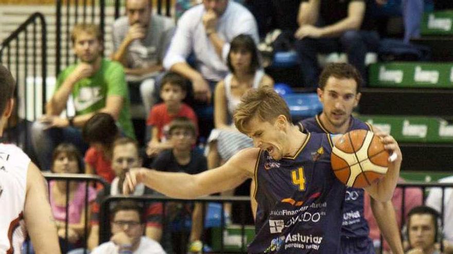 Fran Cárdenas, con el balón, con Víctor Pérez detrás.