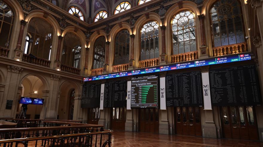 El Ibex inicia la semana con una caída del 0,47% y cede los 9.900 puntos con ACS de protagonista