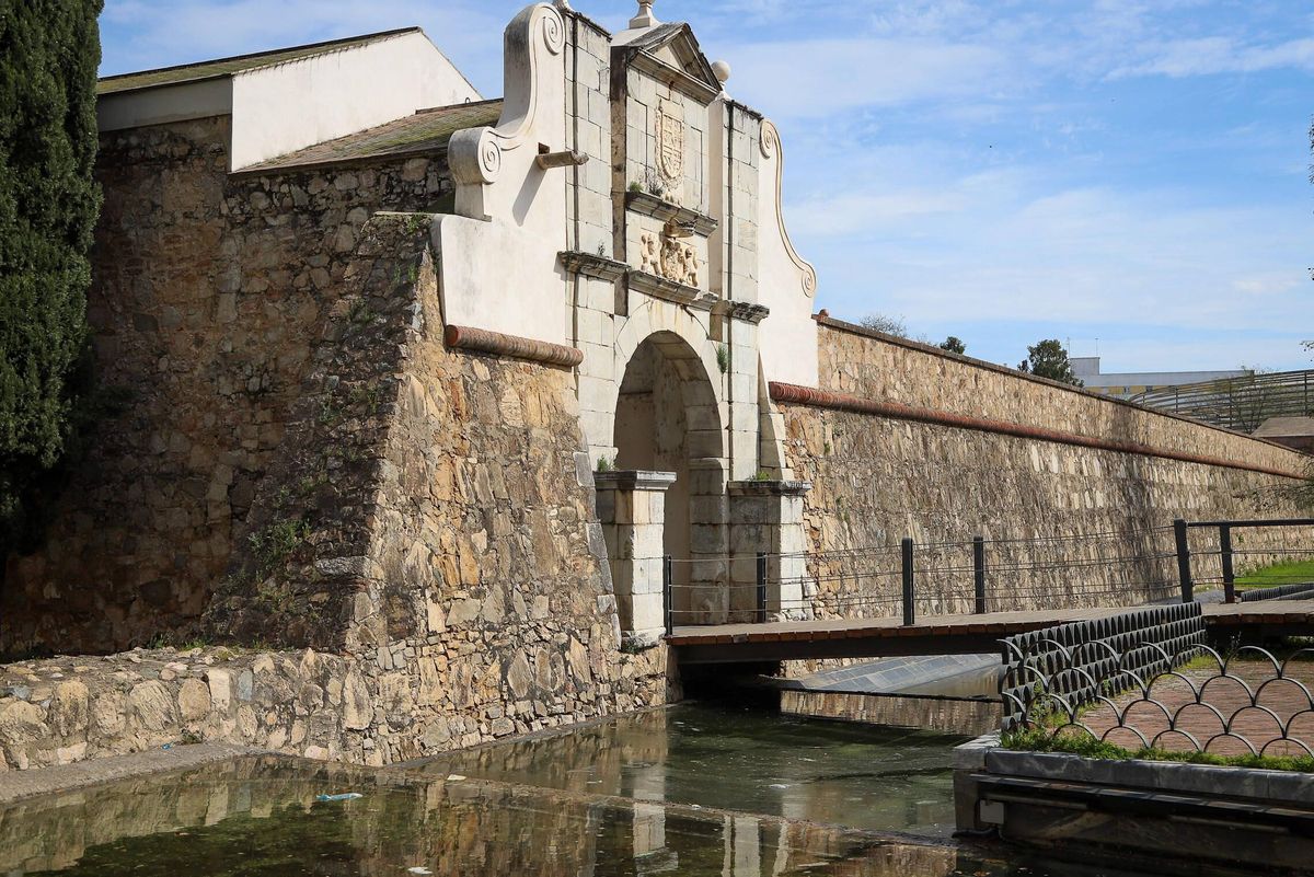 La fuente, en varias alturas y con grandes chorros verticales, lleva meses sin funcionar.