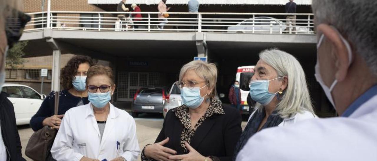 Visita de la consellera de Sanitat, Ana Barceló, ayer al hospital Lluís Alcanys. | LEVANTE-EMV