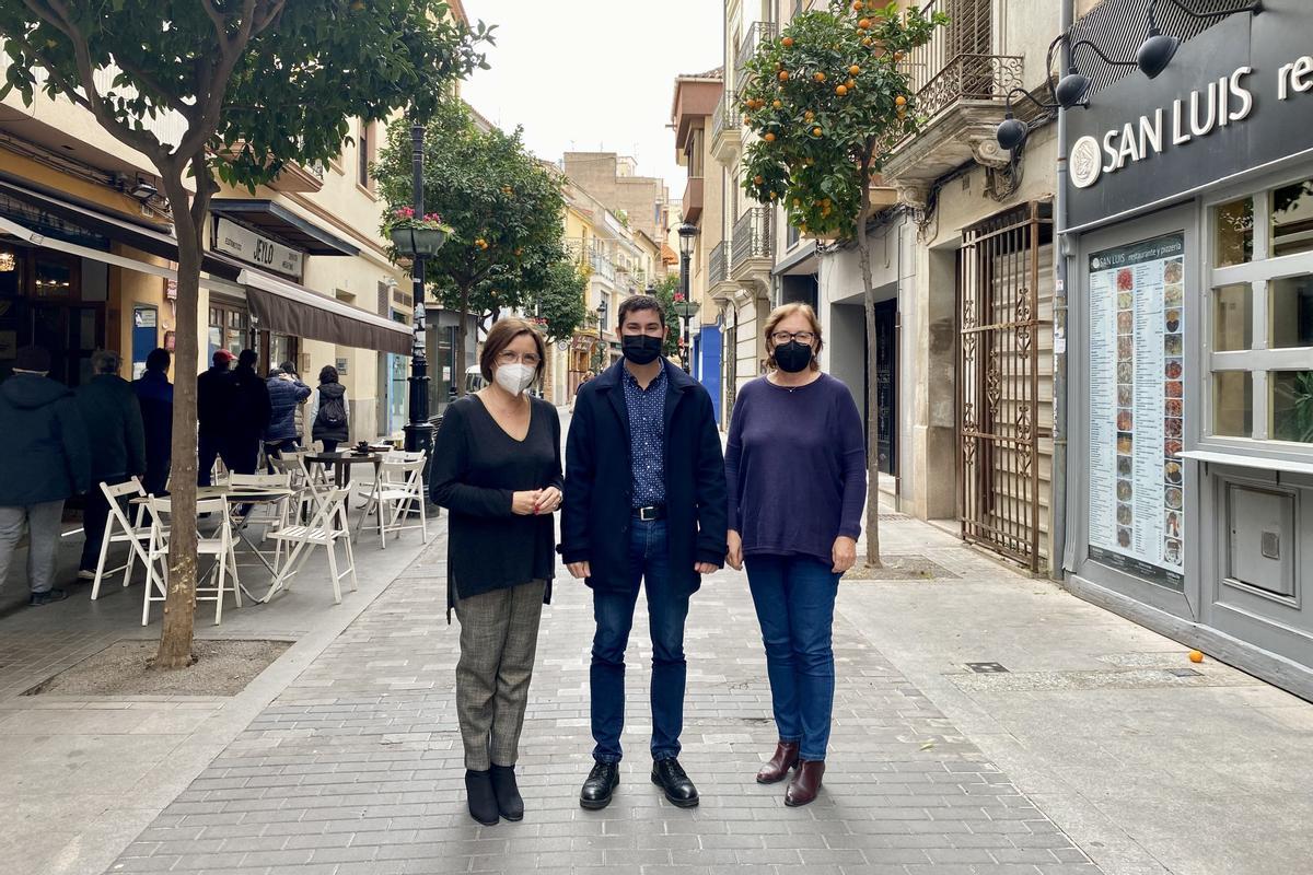 Xaro Miralles y Mª Josep Safont posan junto con Samuel Falomir.