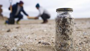 Las playas de Tarragona reciben el rastro de pellets de los gigantes del plástico, el 10 de enero de este año.