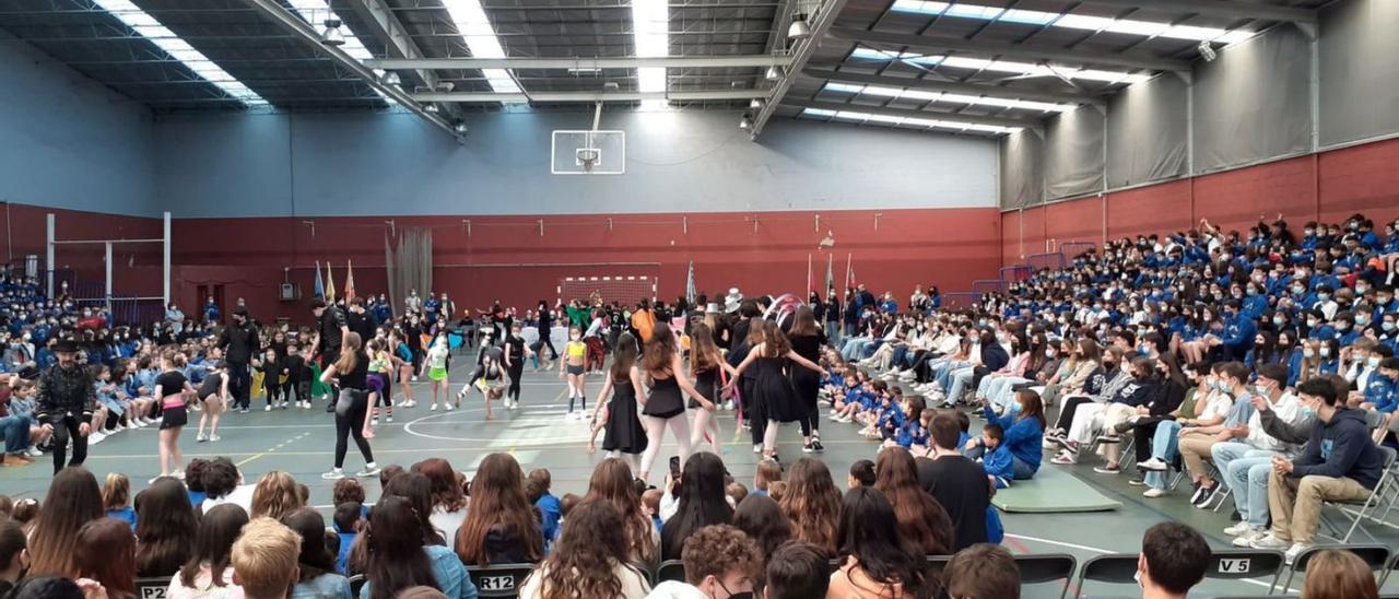 Alumnos del colegio de la Inmaculada, ayer, en la inauguración de las fiestas colegiales. | Comunicación Jesuitas