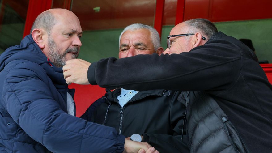 Rafael Louzán disfrutó en el palco de Burgáns del derbi arousano entre el Cambados y el Céltiga