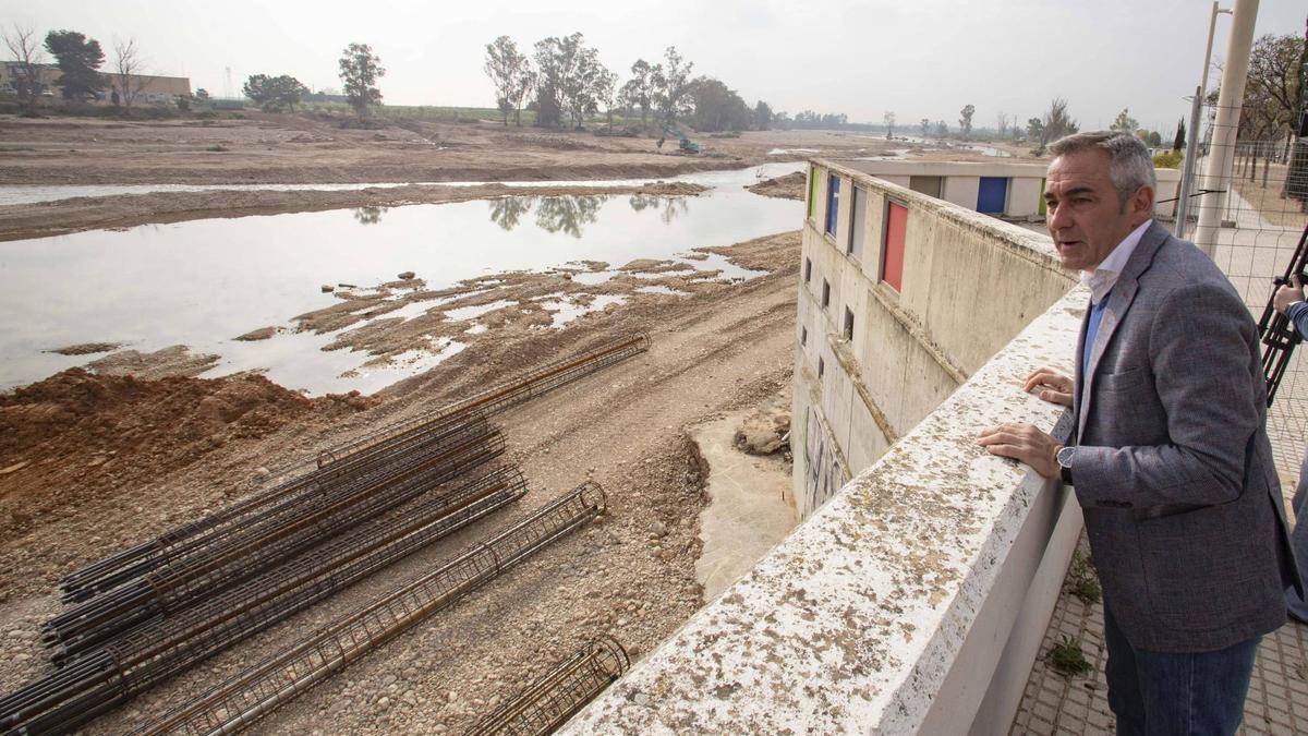 El conseller de Agricultura, Miguel Barrachina, en unas obras por los efectos de la dana.